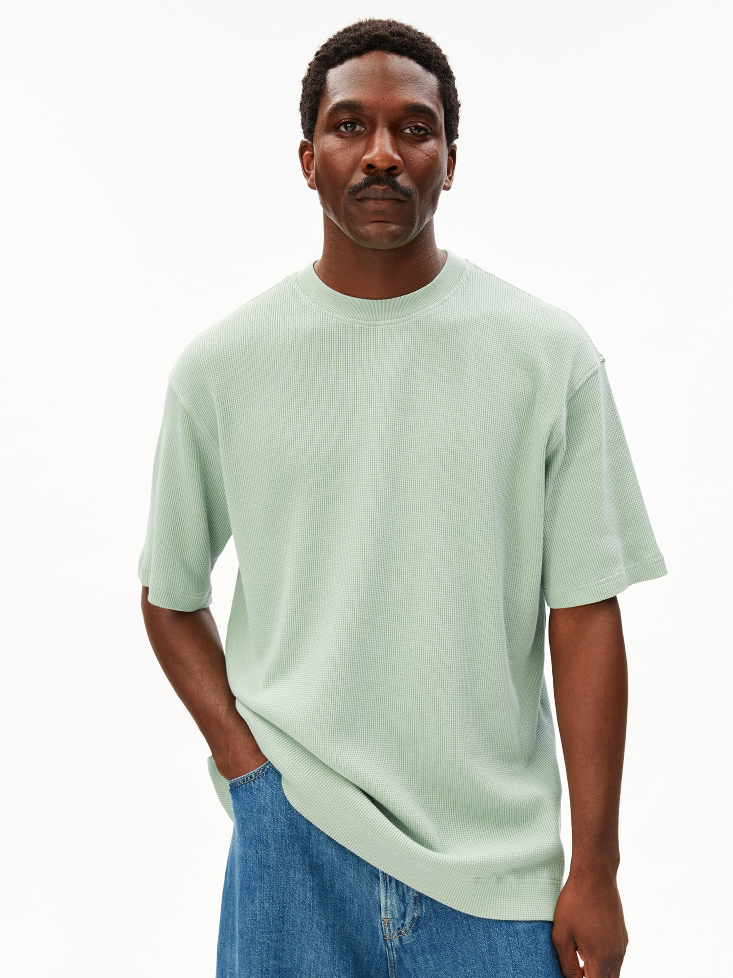 T-Shirt ARMEDANGELS en vert : devant