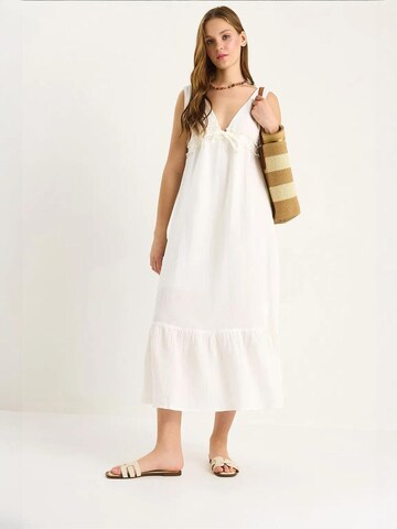 Bianco Lucci Summer Dress in White: front