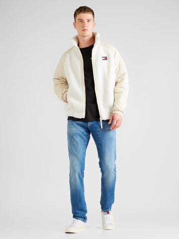 Jachetă  fleece de la Tommy Jeans pe alb