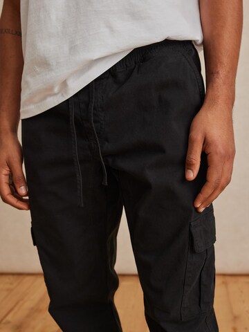 DAN FOX APPAREL Tapered Broek 'Mats' in Zwart