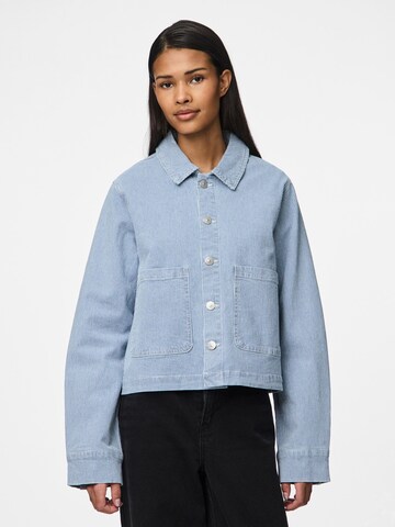 Veste mi-saison 'PCBillo' PIECES en bleu : devant