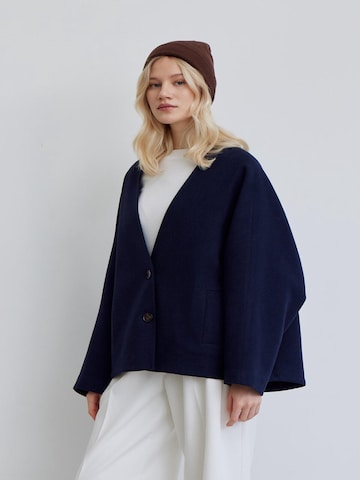 MANUKA Between-Season Jacket in Blue: front