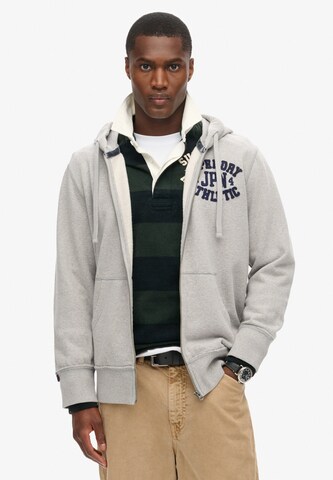 Veste de survêtement Superdry en gris : devant