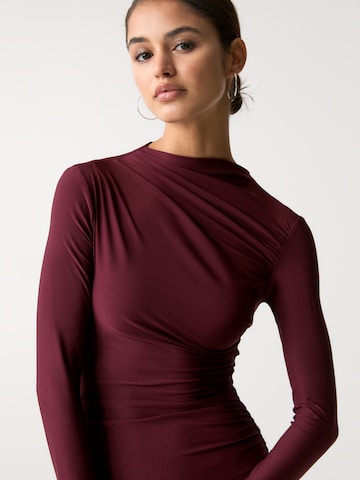 Abito di Pull&Bear in rosso