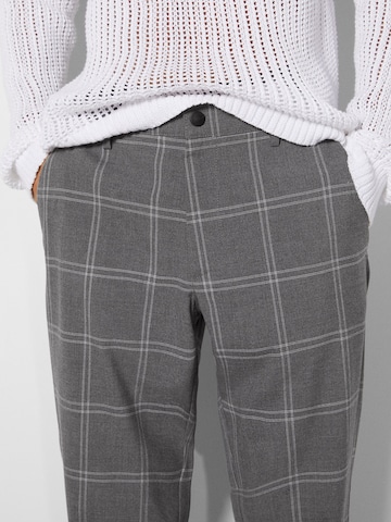 Regular Pantaloni de la Bershka pe gri