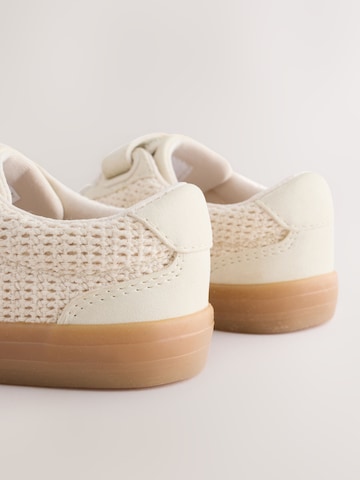 Next Сникърси в бежово