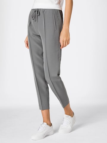 Regular Pantalon à plis 'Ruby' BRUUNS BAZAAR en gris : devant