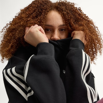 ADIDAS ORIGINALSSweater majica 'adiSignature' - crna boja