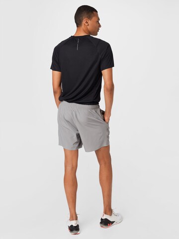 4F Regular Sportshorts in Grau