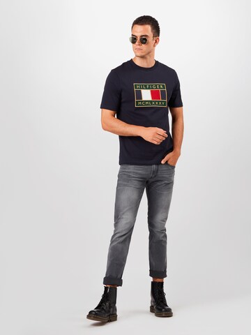 Coupe regular T-Shirt 'Global' TOMMY HILFIGER en bleu