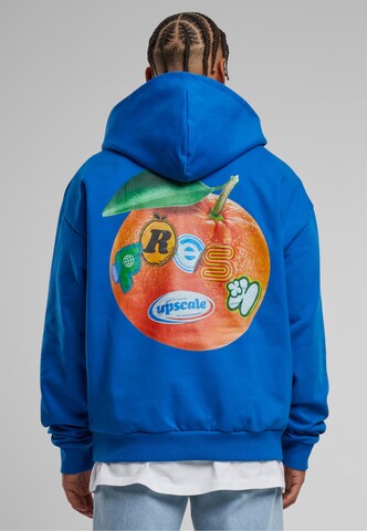 Sweat-shirt 'Vitamin UPSC' MT Upscale en bleu : devant