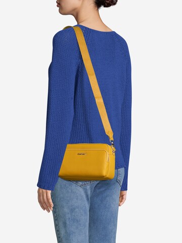 Calvin Klein - Bolso de hombro en amarillo