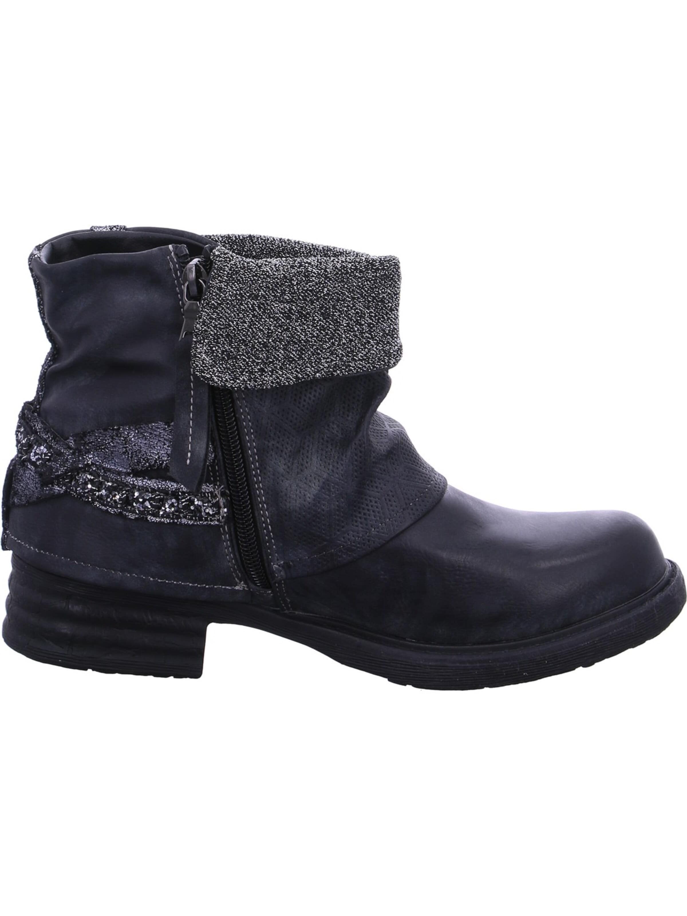 Laufsteg München Booties in Black