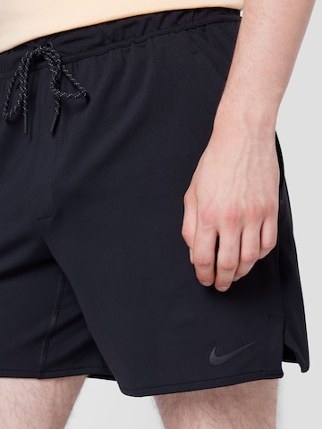 Regular Pantaloni sport de la NIKE pe negru