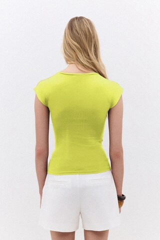 No Matter What Shirt in Geel