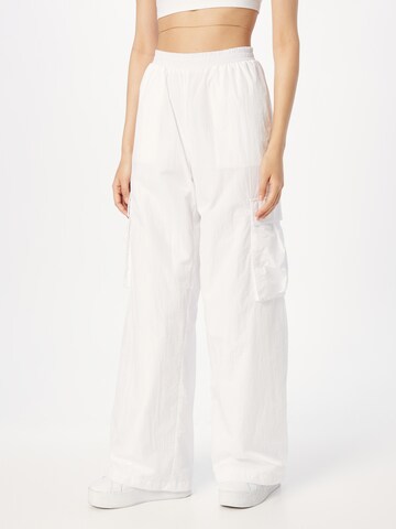 Tommy Jeans Широки крачоли Карго панталон 'Claire' в бяло: отпред