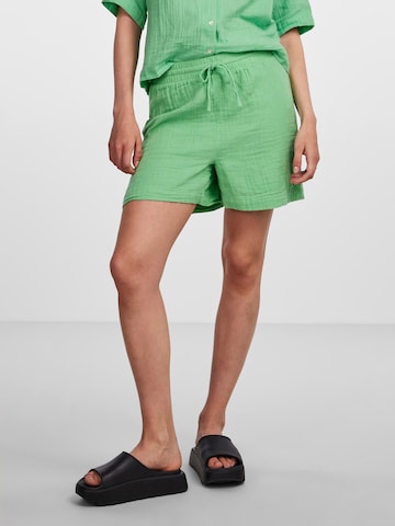 Loosefit Pantaloni 'Stina' de la PIECES pe verde: față