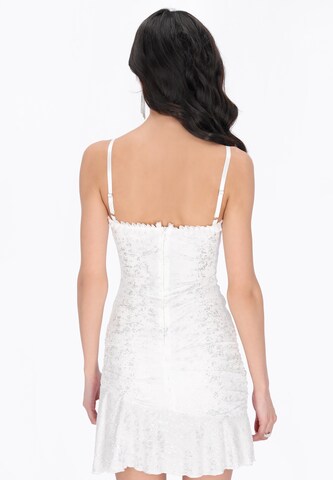 Robe faina en blanc