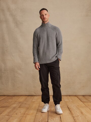 DAN FOX APPAREL Sweter 'Kadir' w kolorze szary