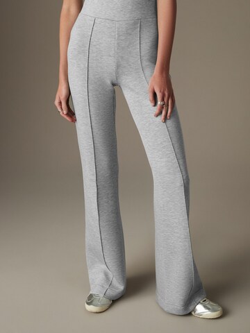 Wide leg Pantaloni cu dungă de la Next pe gri