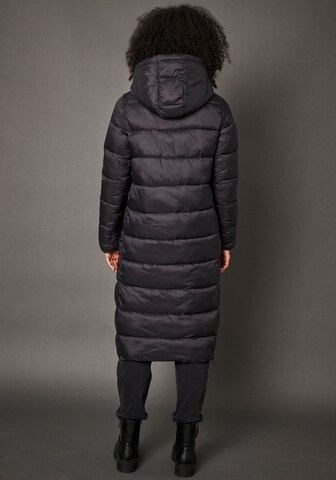 Hailys Wintermantel in Schwarz