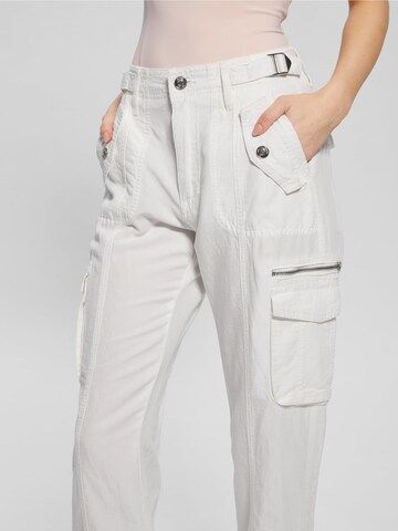 GUESS Slimfit Cargohose in Weiß
