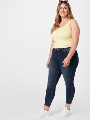 ABOUT YOU Curvy Top 'Greta' in Gelb