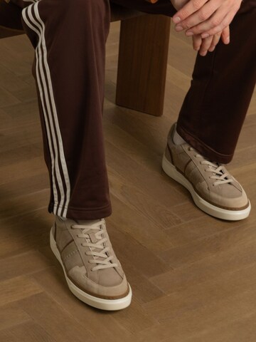 Baskets basses no stress en beige : devant