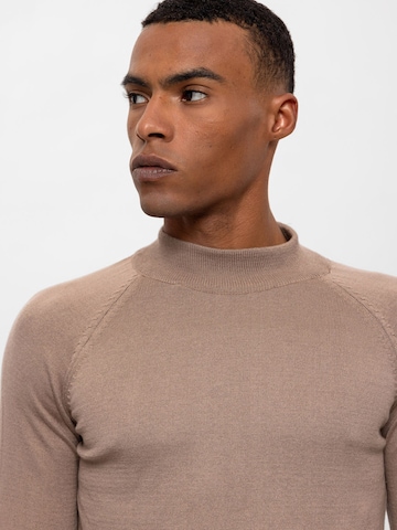 Antioch Pullover in Beige