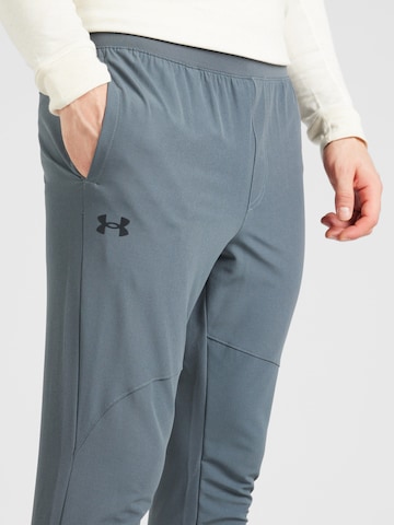 Effilé Pantalon de sport UNDER ARMOUR en gris