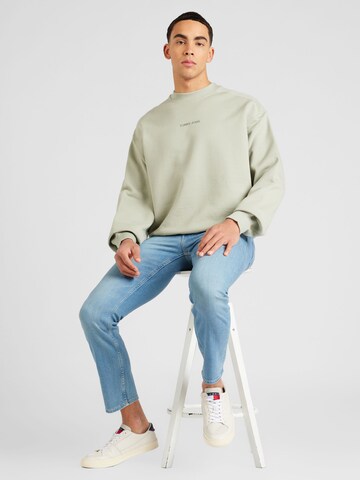 Tommy JeansSweater majica 'CLASSICS' - zelena boja
