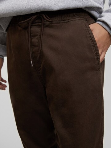 Pull&Bear Zwężany krój Spodnie w kolorze brązowy