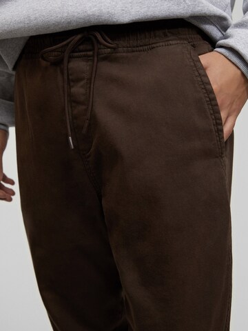 Pull&Bear Tapered Broek in Bruin