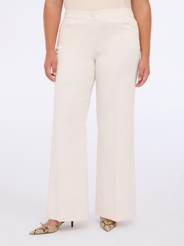 Fiorella Rubino Regular Pants in White