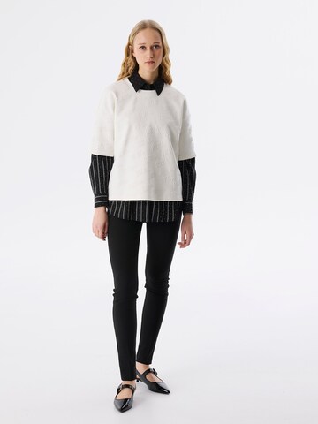 Twist Shirt in Beige: front