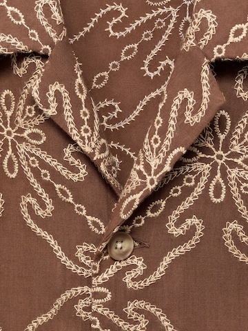 Coupe regular Chemise 'SAONA' MANGO MAN en marron