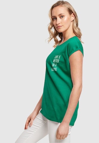 Merchcode T-Shirt 'Life Is Better' in Grün