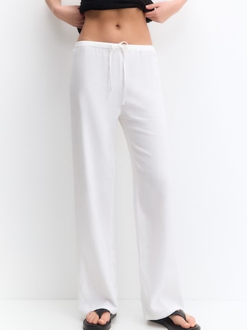 Pull&Bear Regular Pants in White: front