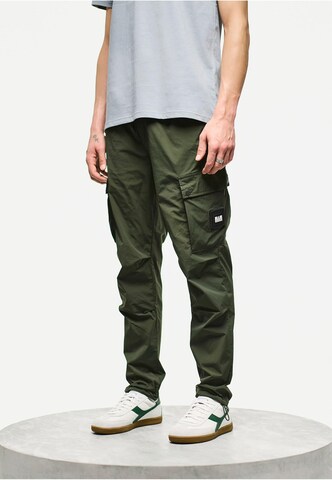 Weekend Offender Regular Cargo trousers 'Zanardi' in Green: front