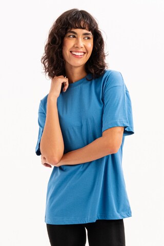 T-shirt Justever en bleu : devant
