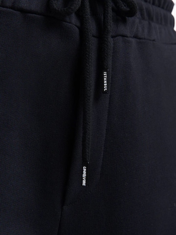 UNIQVIBE Regular Chino in Zwart