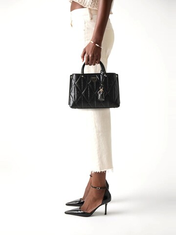 GUESS Handtasche 'Betula'‌‌‌‌‌‌‌‌ in Schwarz