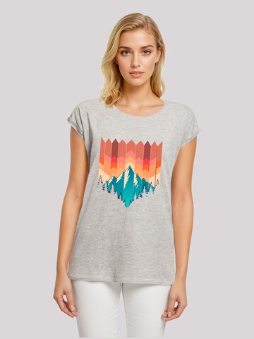 F4NT4STIC Shirt 'Berg Sonnenuntergang Geometrisch' in Grijs: voorkant