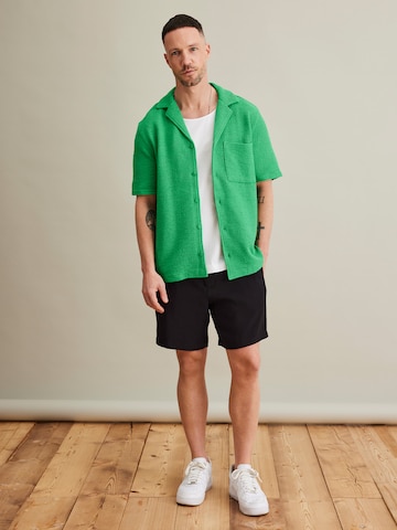 žalia DAN FOX APPAREL Standartinis modelis Marškiniai 'Heinrich'