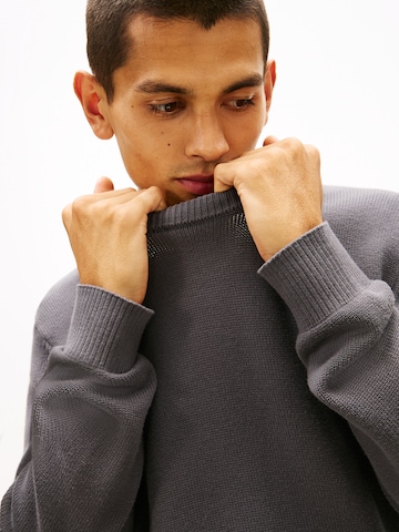 Pulover 'ESS' de la Tommy Jeans pe gri