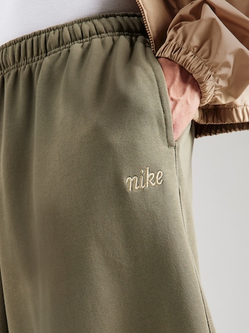 Nike Sportswear Tapered Housut 'CLUB' värissä vihreä