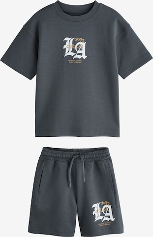 Next Set in Grijs: voorkant