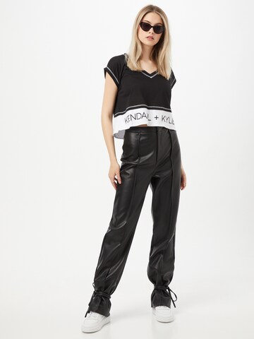Tricou de la KENDALL + KYLIE pe negru