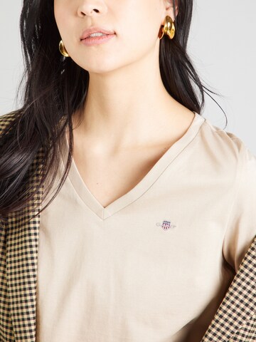 Tricou de la GANT pe bej