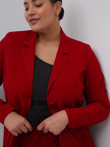 KAFFE CURVE - Blazer 'Jia' em vermelho